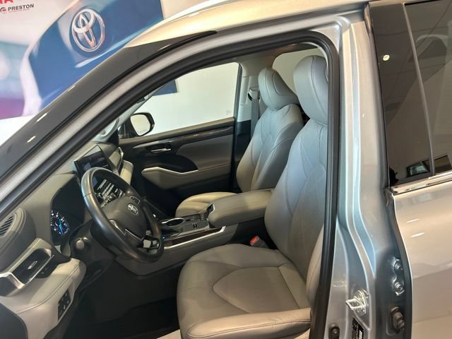 Used 2021 Toyota Highlander Platinum AWD/4WD image 16