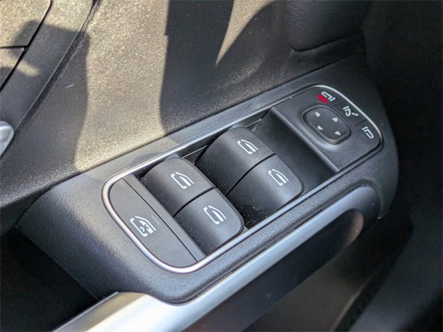 Used 2025 Mercedes-Benz GLB 250 image 18