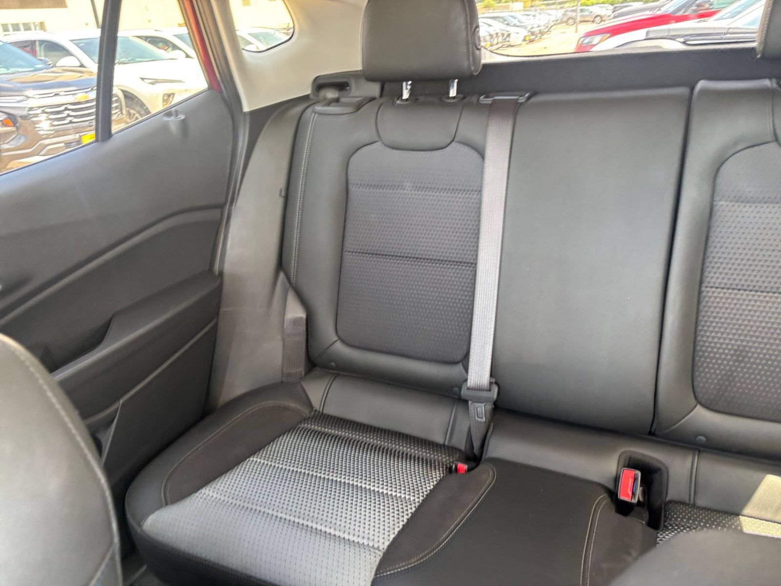 Used 2025 Chevrolet Trax LT FWD image 38