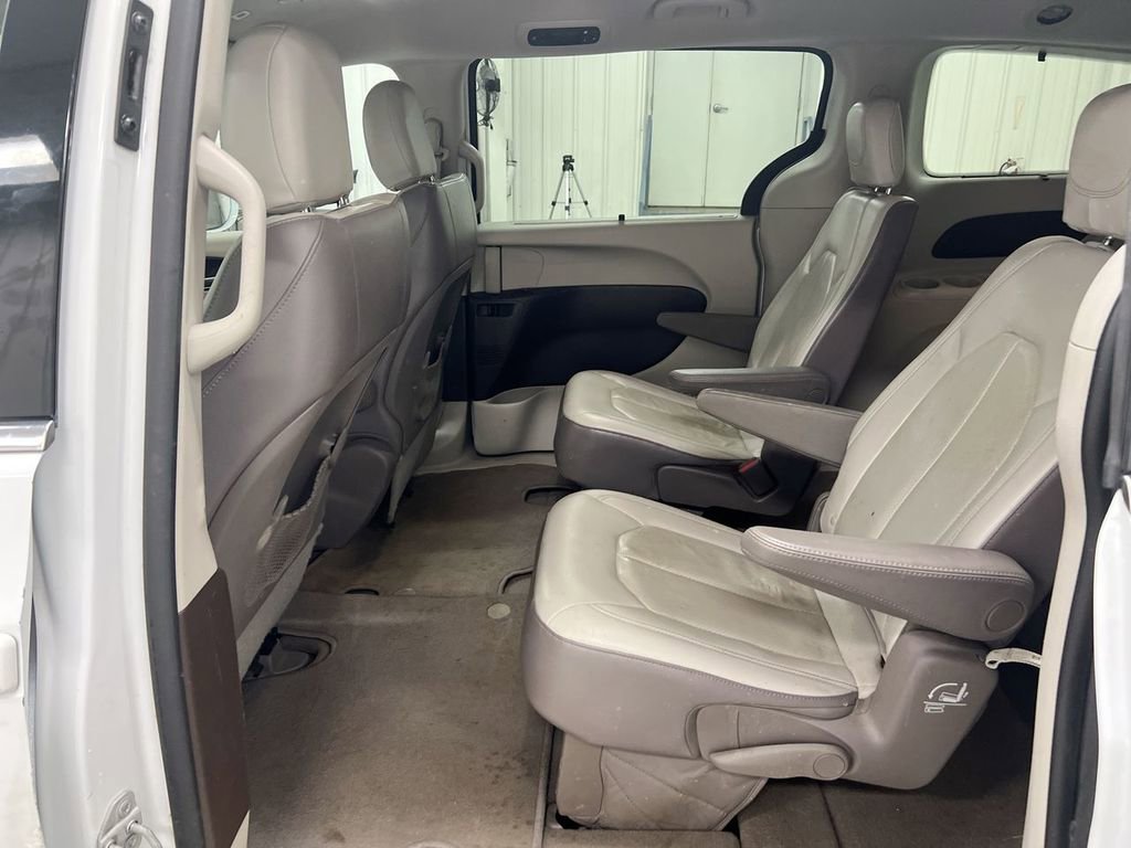 Used 2018 Chrysler Pacifica Touring-L FWD image 22