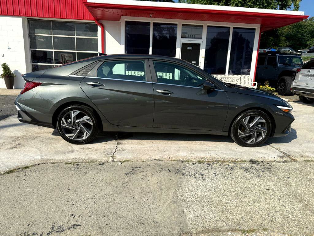Used 2024 Hyundai Elantra SEL w/ Convenience Package image 11