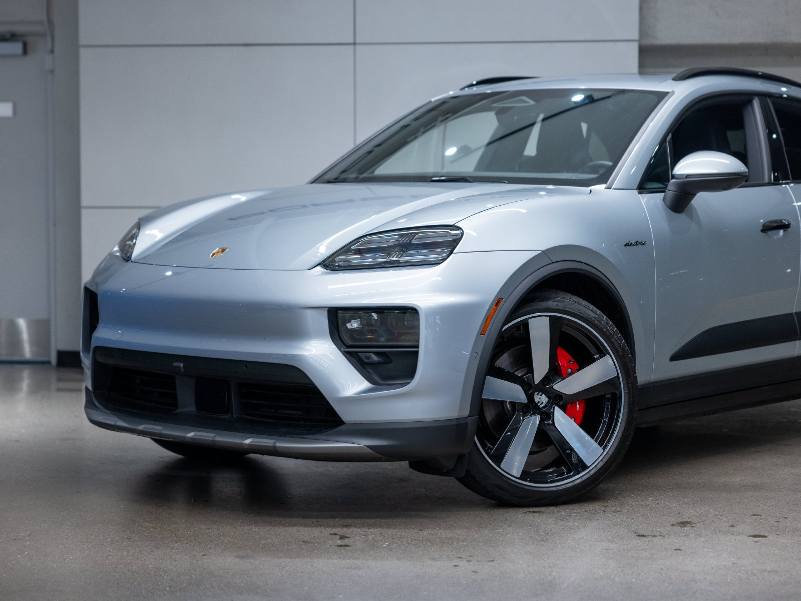 Certified 2025 Porsche Macan 4S Electric AWD/4WD image 20