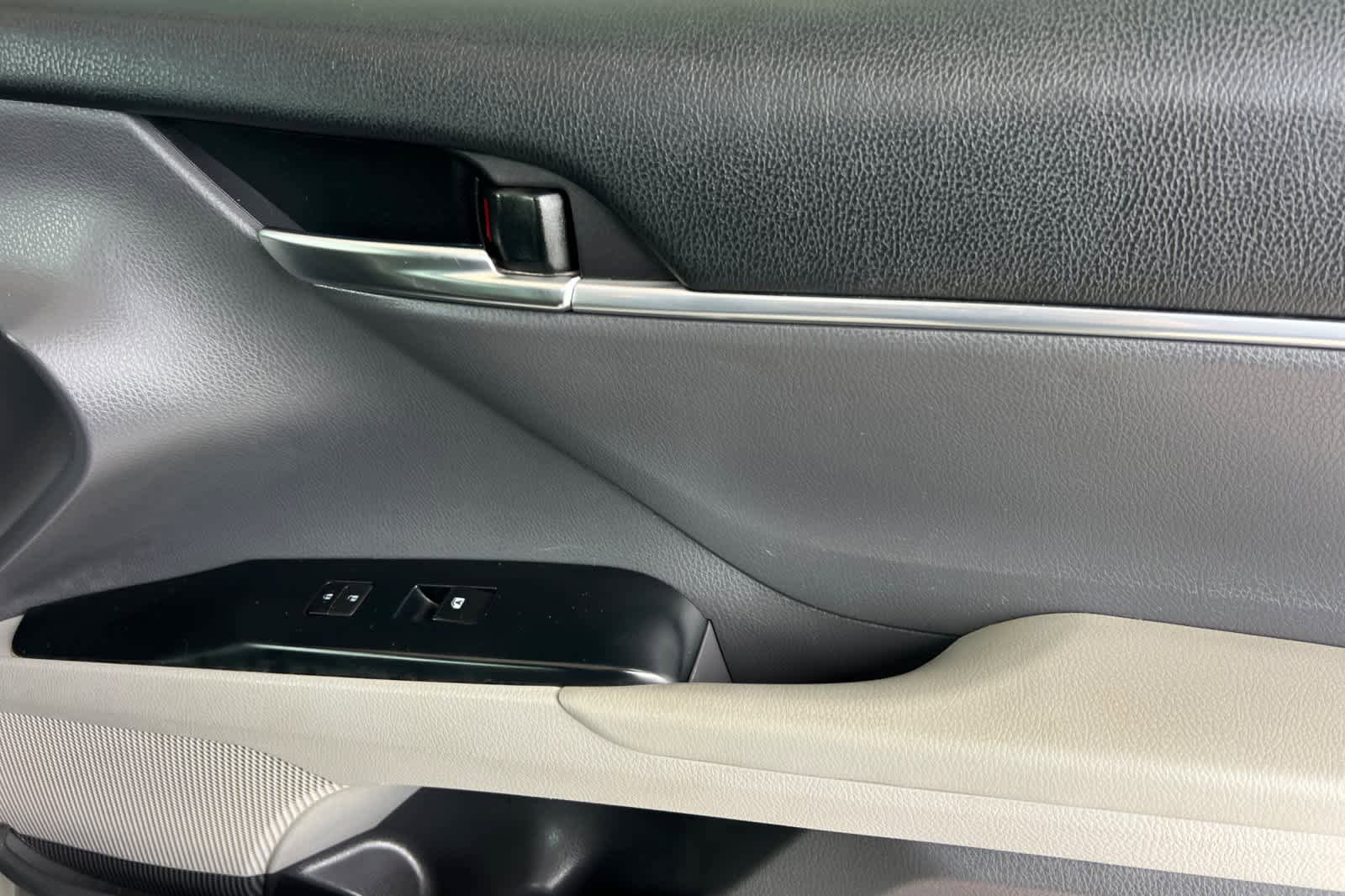 Used 2018 Toyota Camry SE FWD image 17