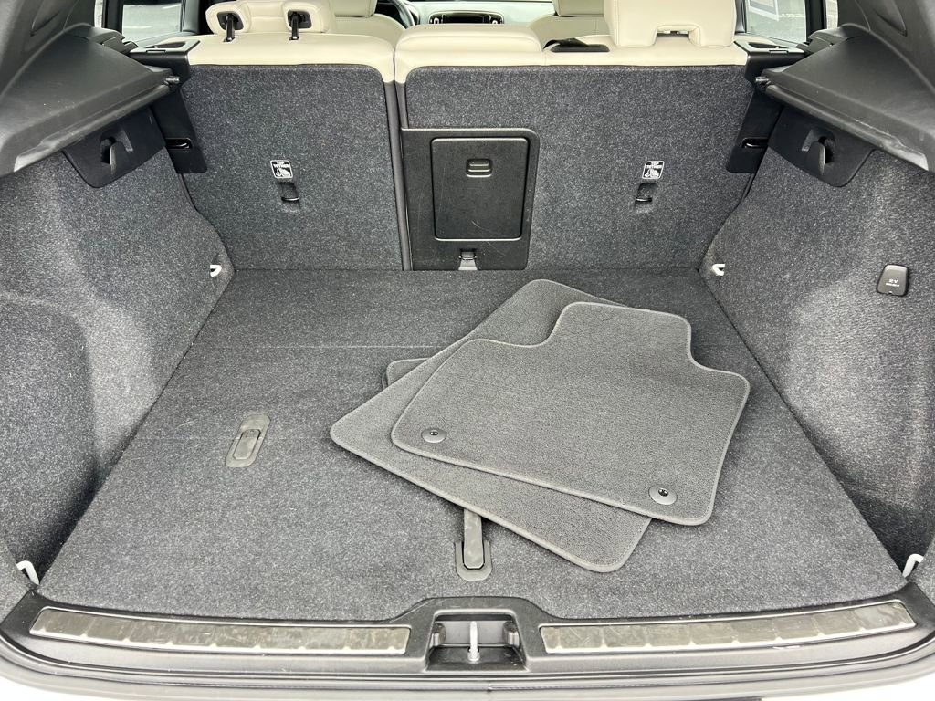 Used 2023 Volvo XC40 B4 Plus image 15