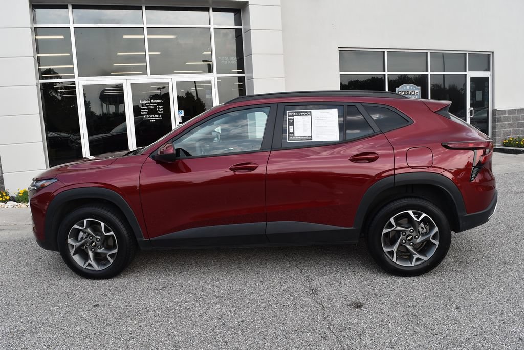Used 2025 Chevrolet Trax LT FWD image 4