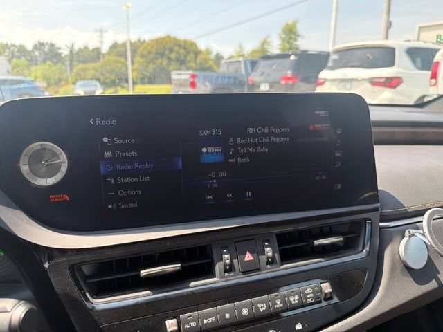 Used 2022 Lexus ES 300h Ultra Luxury w/ Accessory Package 2 FWD image 14