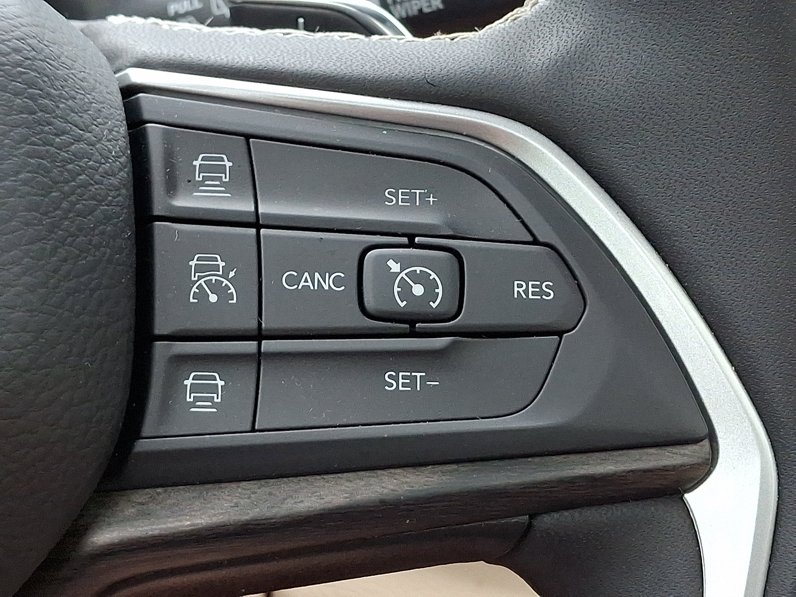 Used 2025 Jeep Grand Cherokee Limited w/ Luxury Tech Group II AWD/4WD image 23