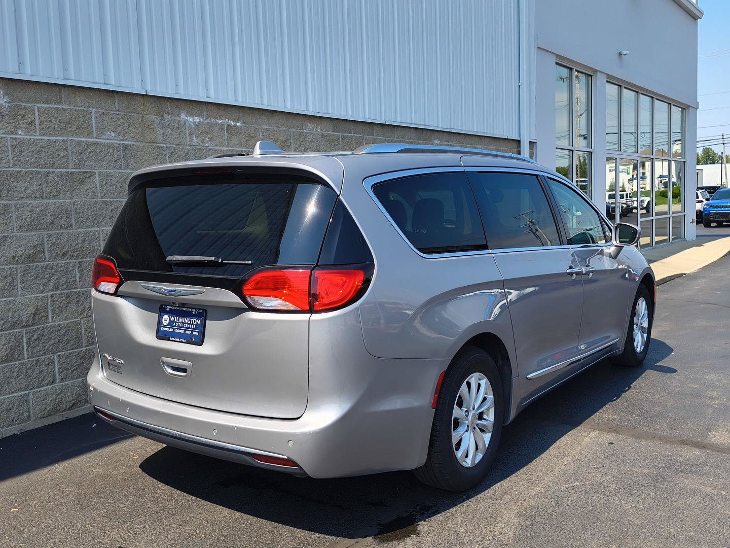 Used 2018 Chrysler Pacifica Touring-L FWD image 3