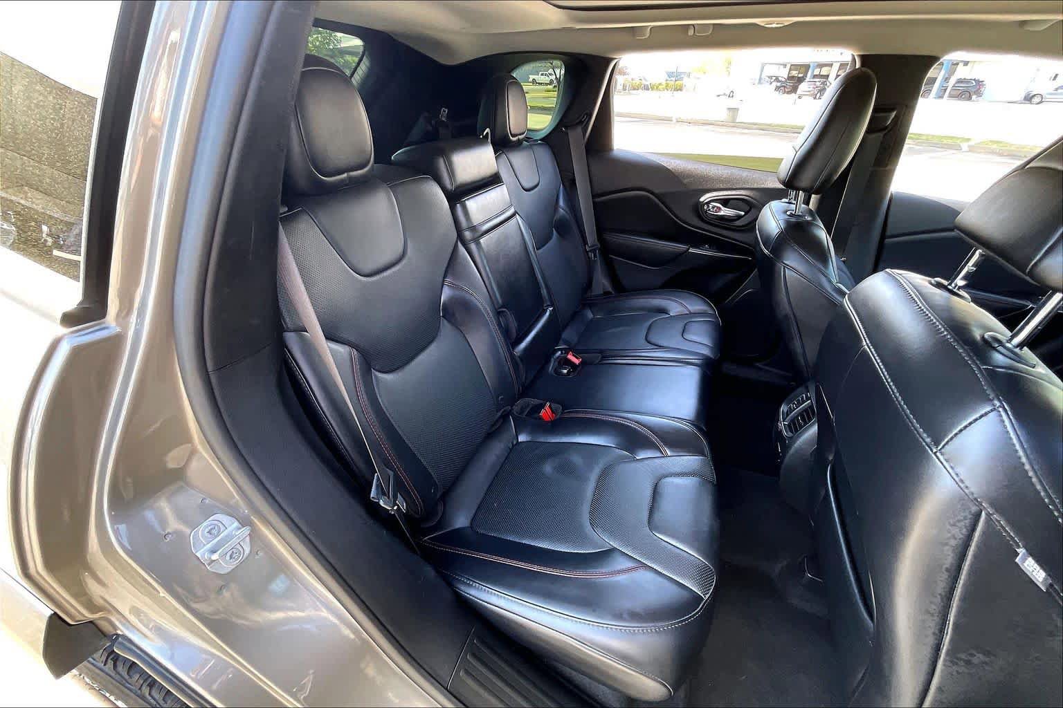 Used 2019 Jeep Cherokee Trailhawk image 19