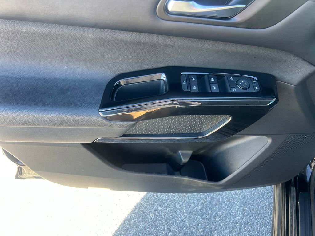 Used 2022 Nissan Pathfinder SV image 11