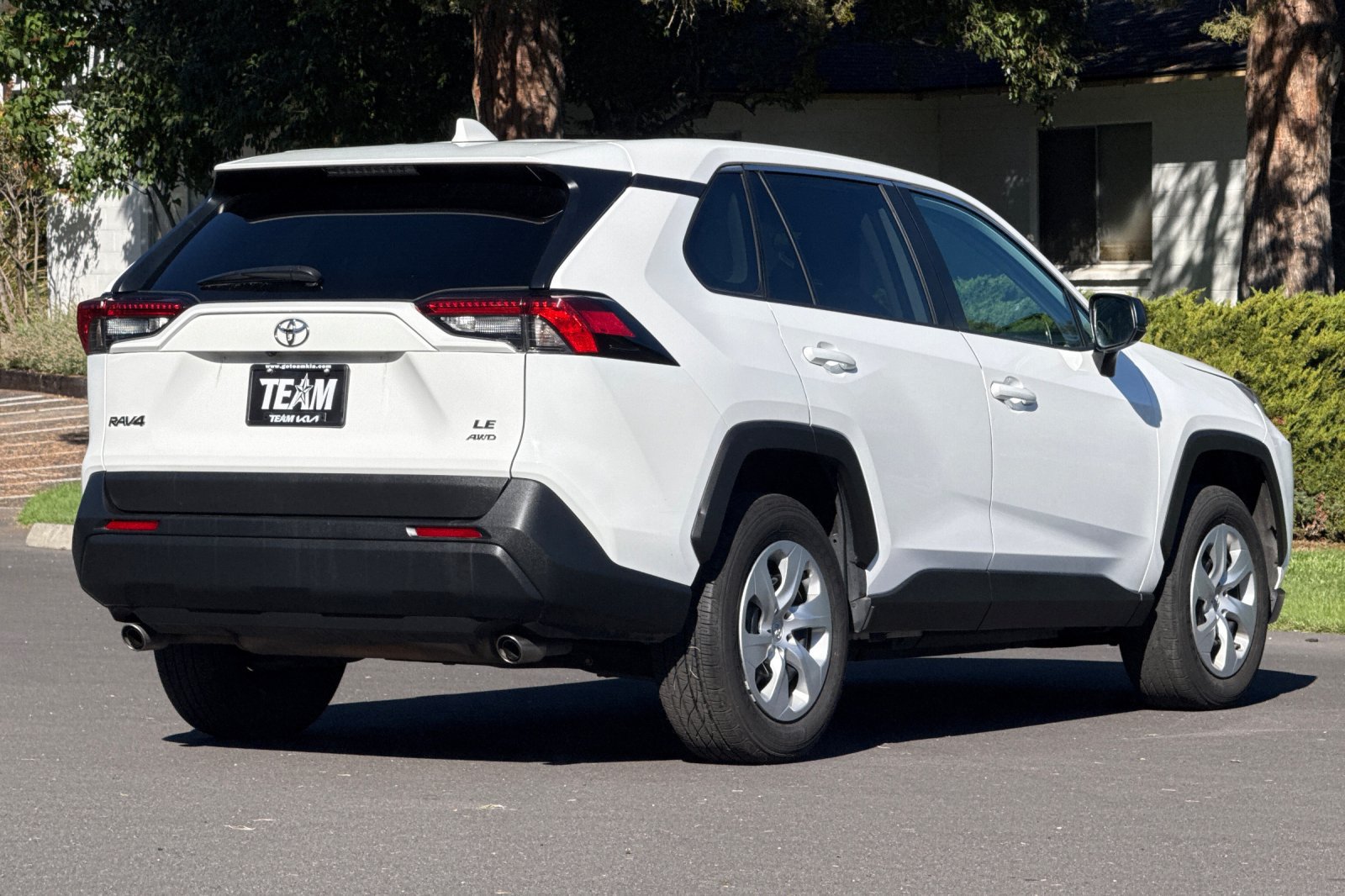 Used 2025 Toyota RAV4 LE AWD/4WD image 4