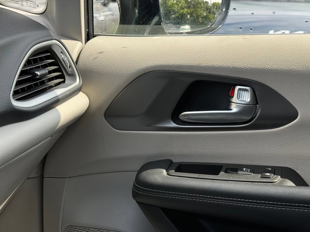 Used 2024 Chrysler Pacifica Touring-L FWD image 38