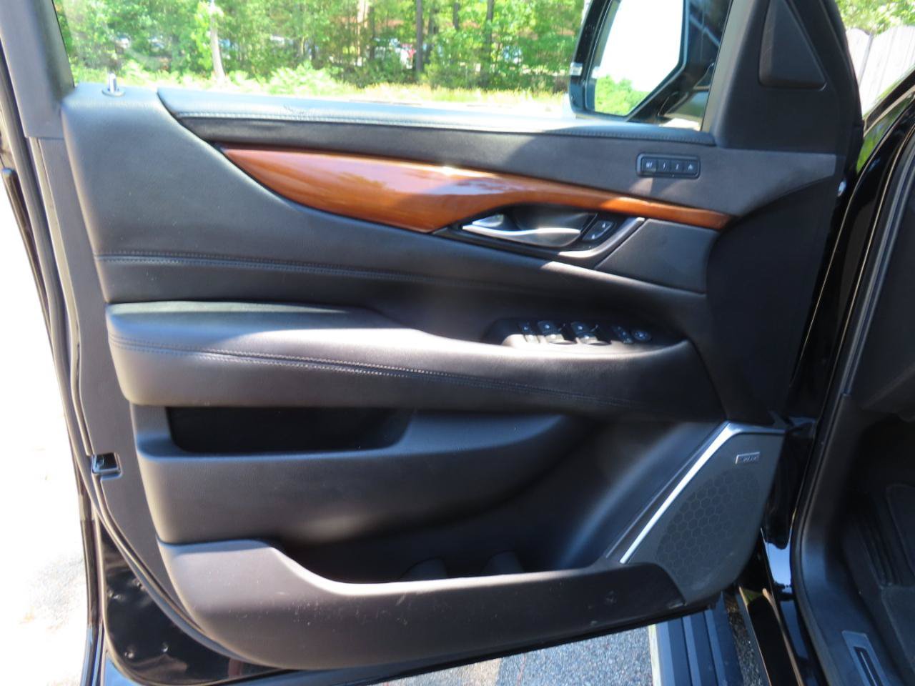 Used 2018 Cadillac Escalade Premium Luxury RWD image 18