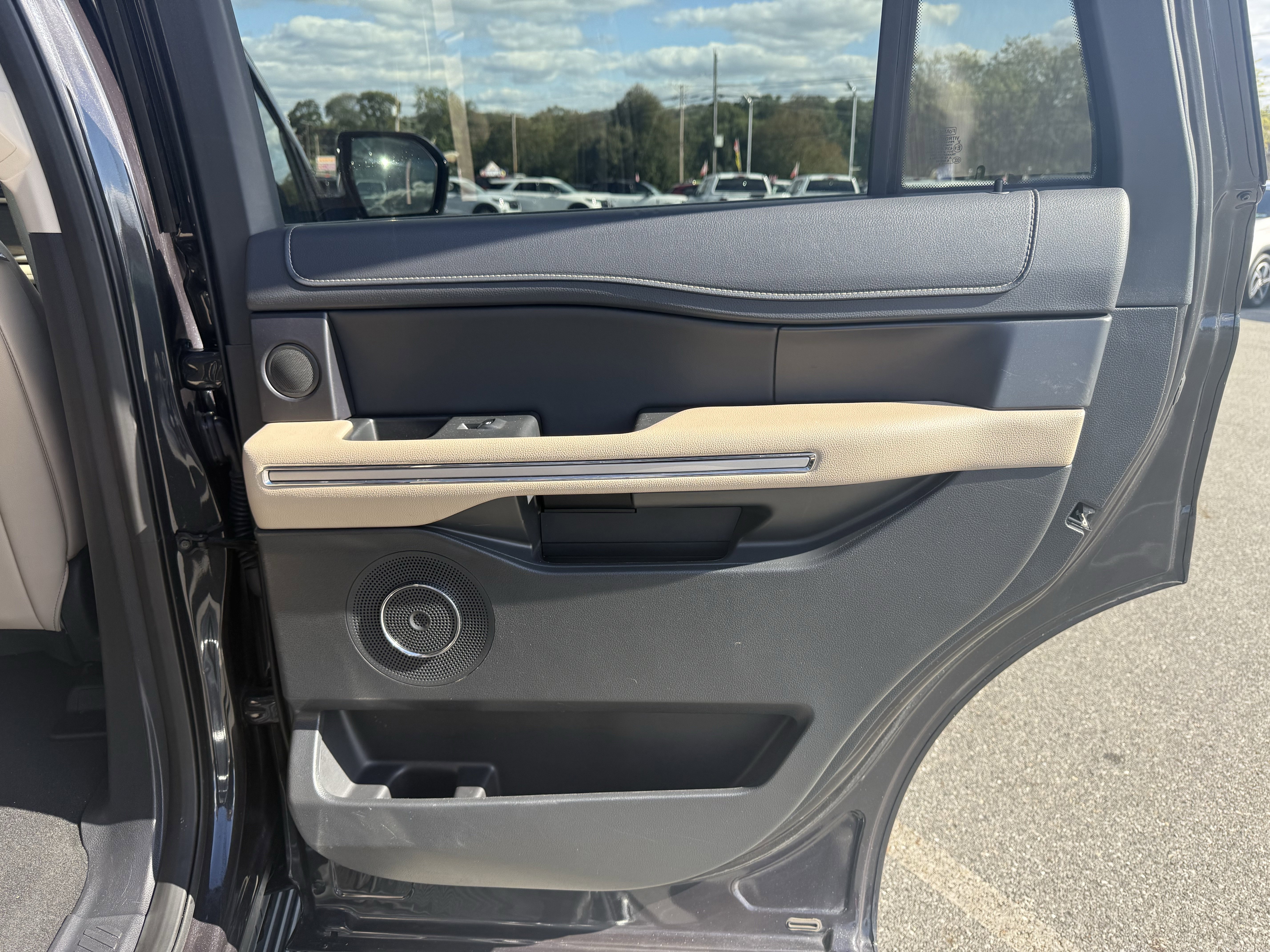 Used 2024 Ford Expedition Limited image 34