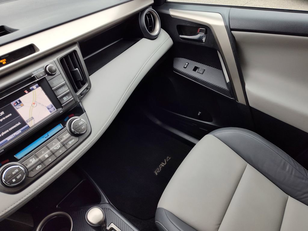 Used 2015 Toyota RAV4 Limited image 30