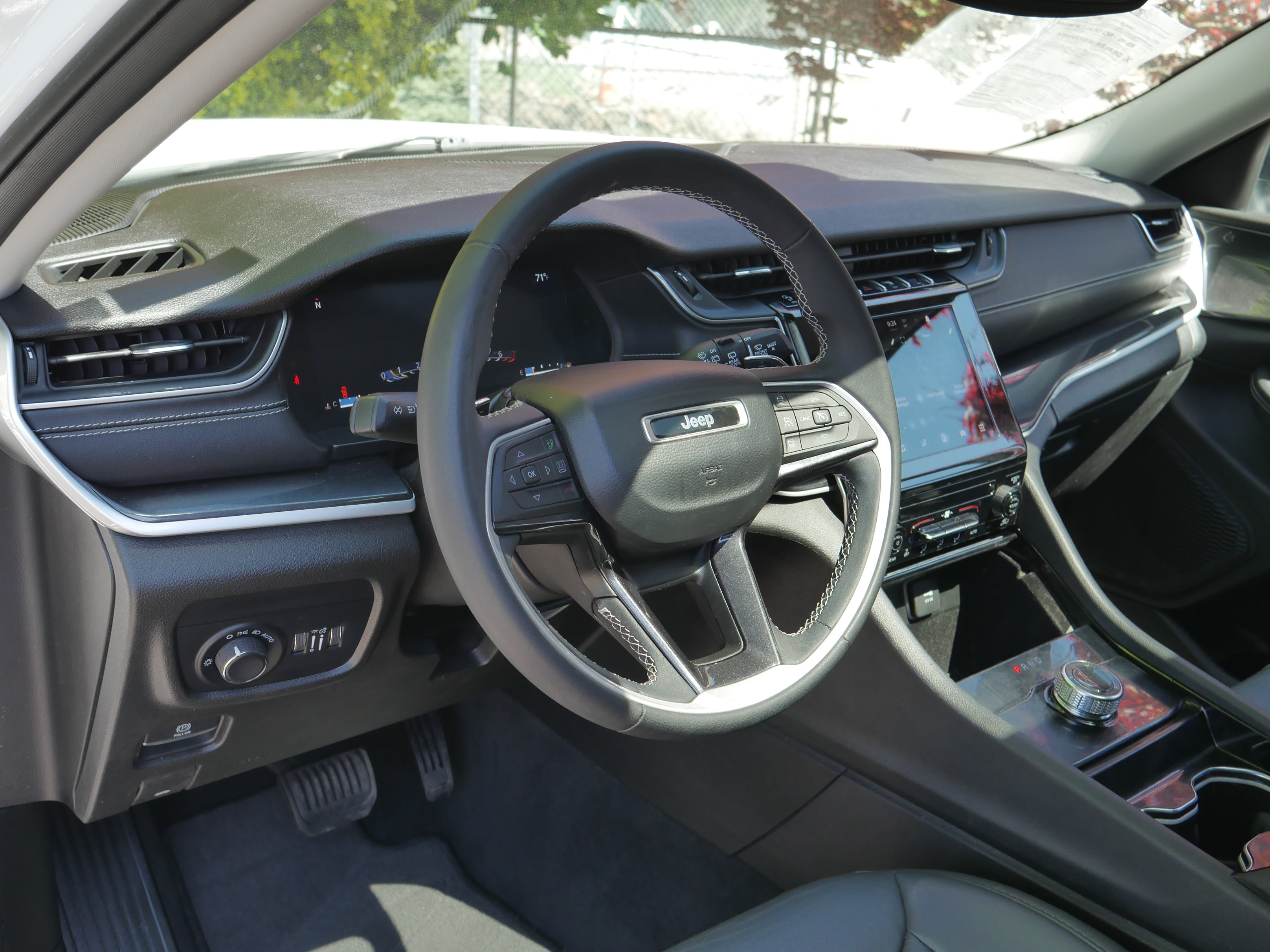 Used 2023 Jeep Grand Cherokee L Laredo AWD/4WD image 4