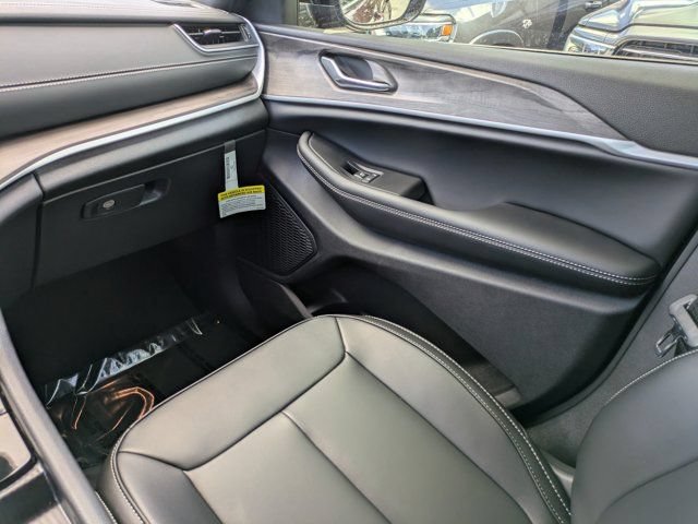 New 2025 Jeep Grand Cherokee Limited w/ Black Appearance Package AWD/4WD image 15