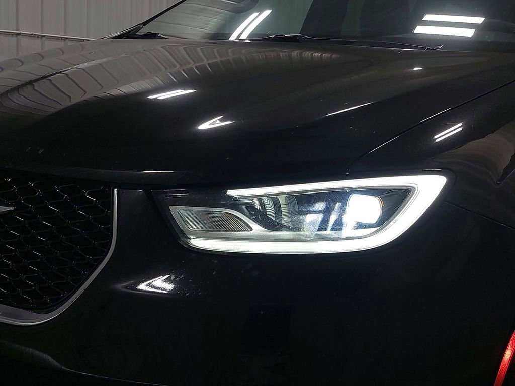 Used 2025 Chrysler Pacifica Select image 33