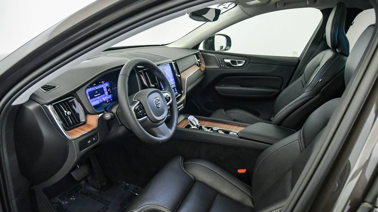 Certified 2024 Volvo XC60 T8 Ultimate w/ Protection Package Premier AWD/4WD image 17