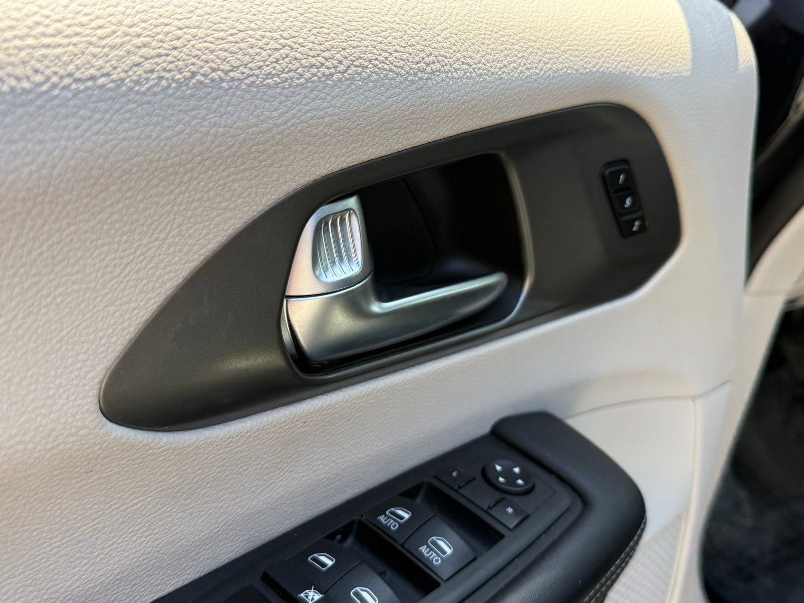 Used 2023 Chrysler Pacifica Touring-L image 23