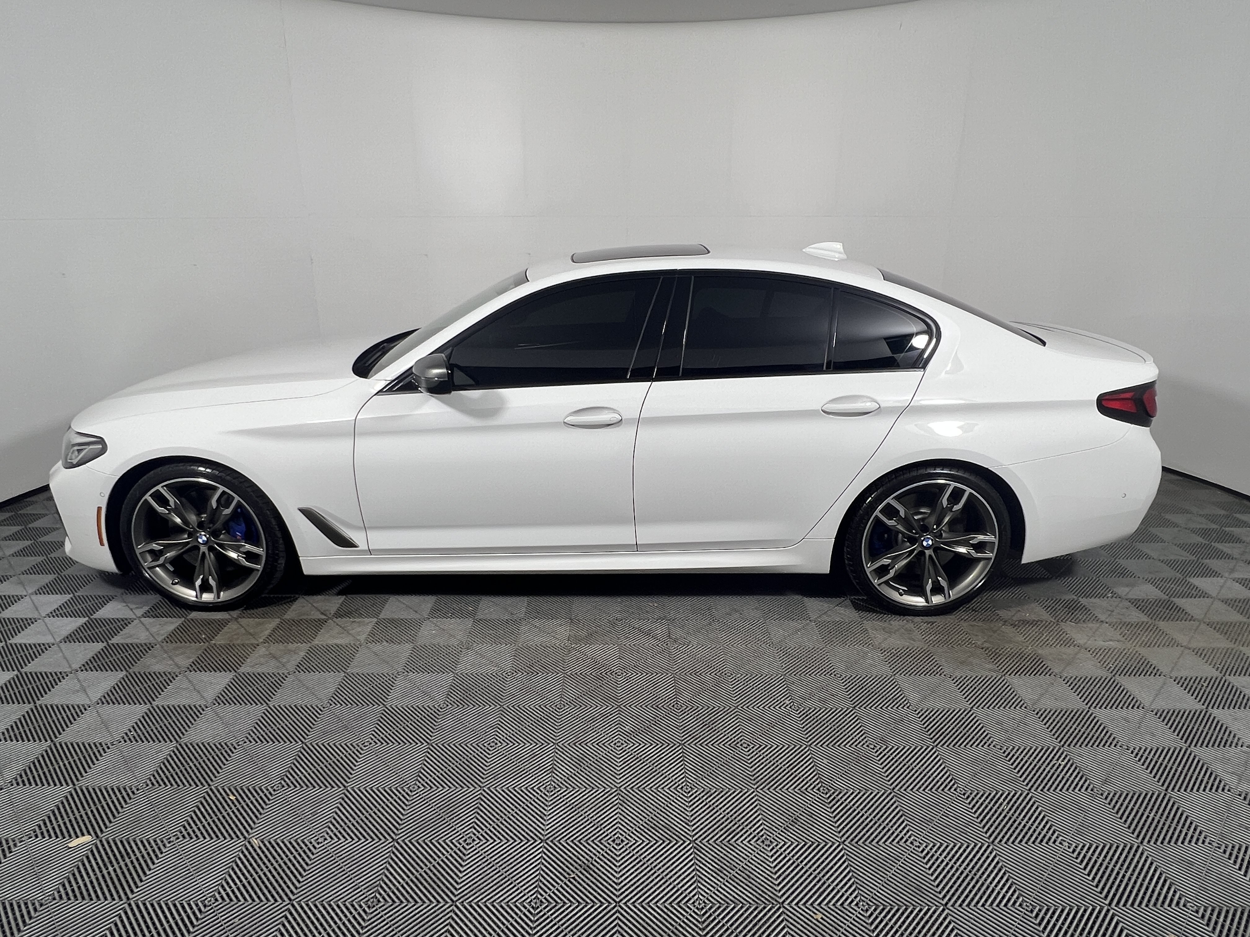 Used 2022 BMW M550i xDrive AWD/4WD image 2