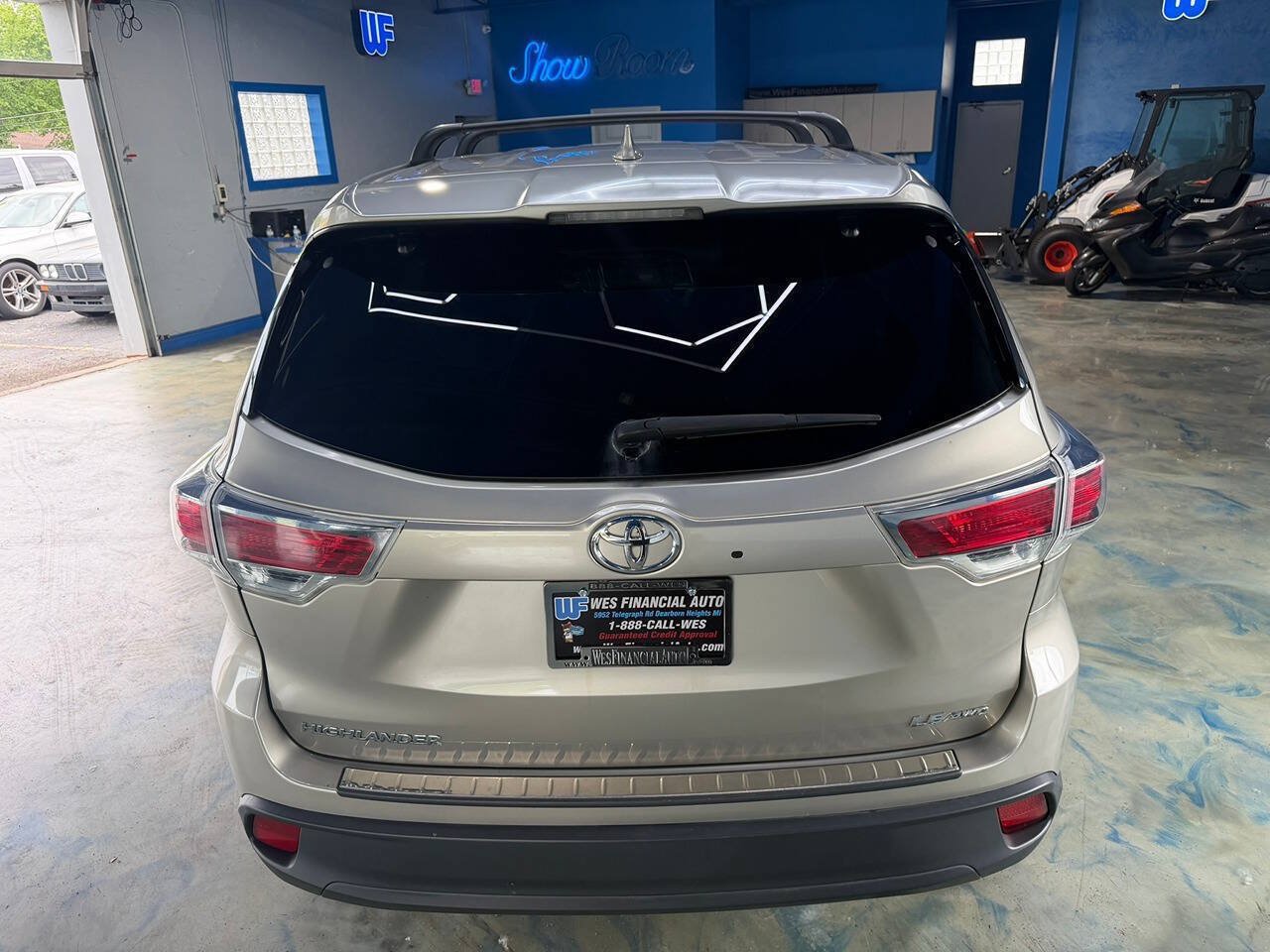 Used 2014 Toyota Highlander LE AWD/4WD image 4