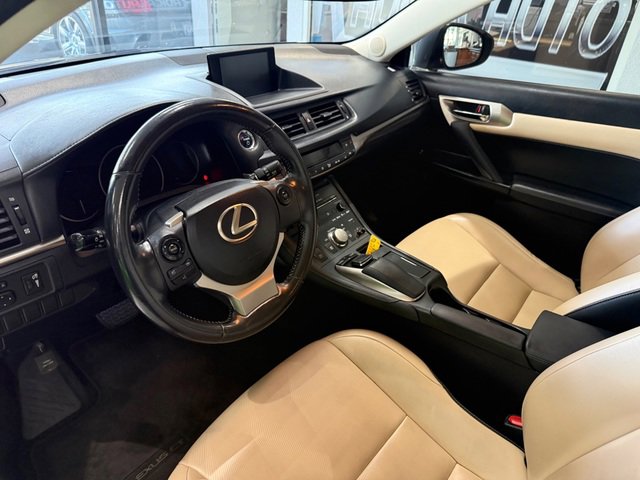 Used 2016 Lexus CT 200h w/ Navigation Package image 3