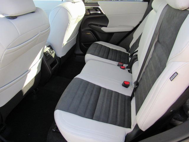 New 2025 Mitsubishi Outlander SE image 8