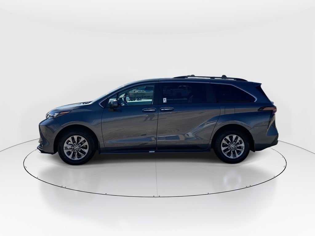 Used 2025 Toyota Sienna XLE FWD image 5