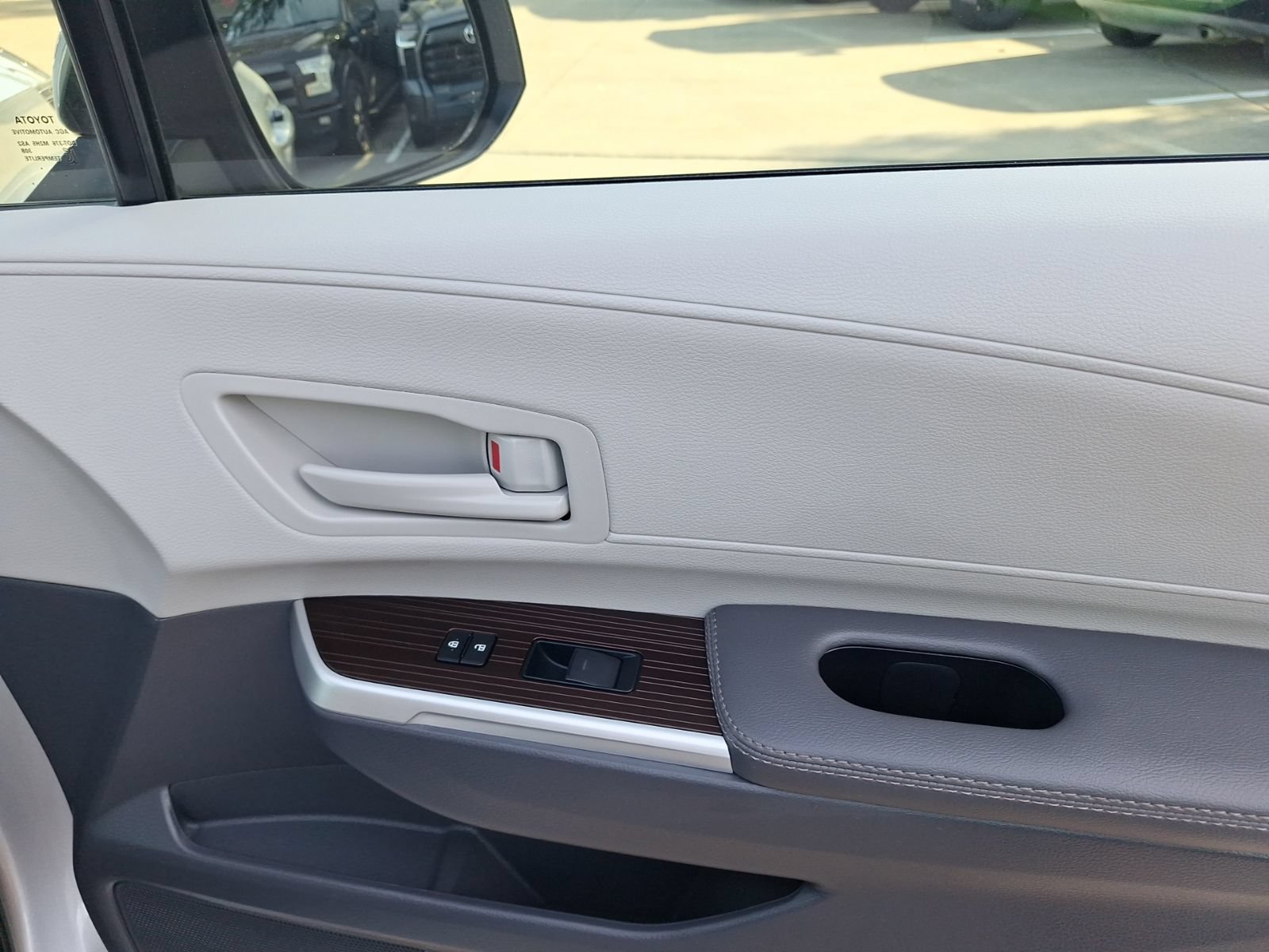 Used 2024 Toyota Sienna LE FWD image 33