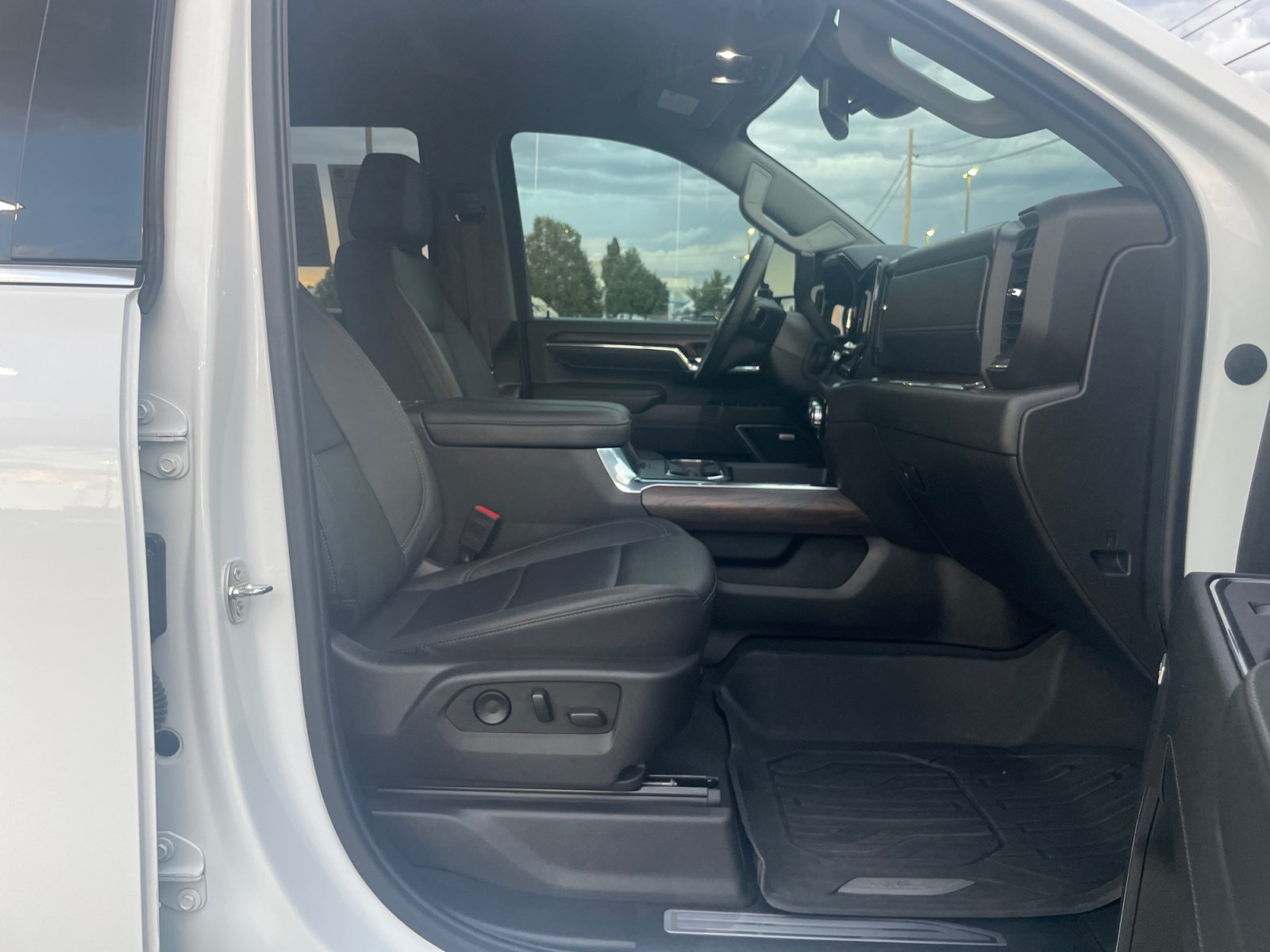 Used 2024 GMC Sierra 3500 SLT w/ SLT Convenience Package AWD/4WD image 29