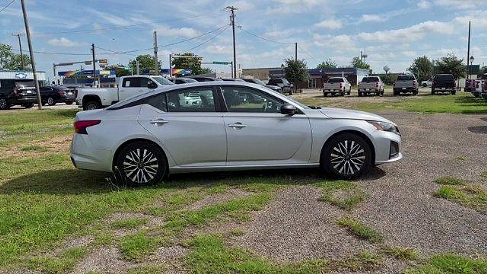 Used 2024 Nissan Altima 2.5 SV FWD image 9