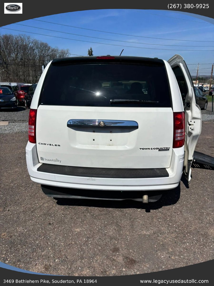 Used 2010 Chrysler Town & Country Touring FWD image 7