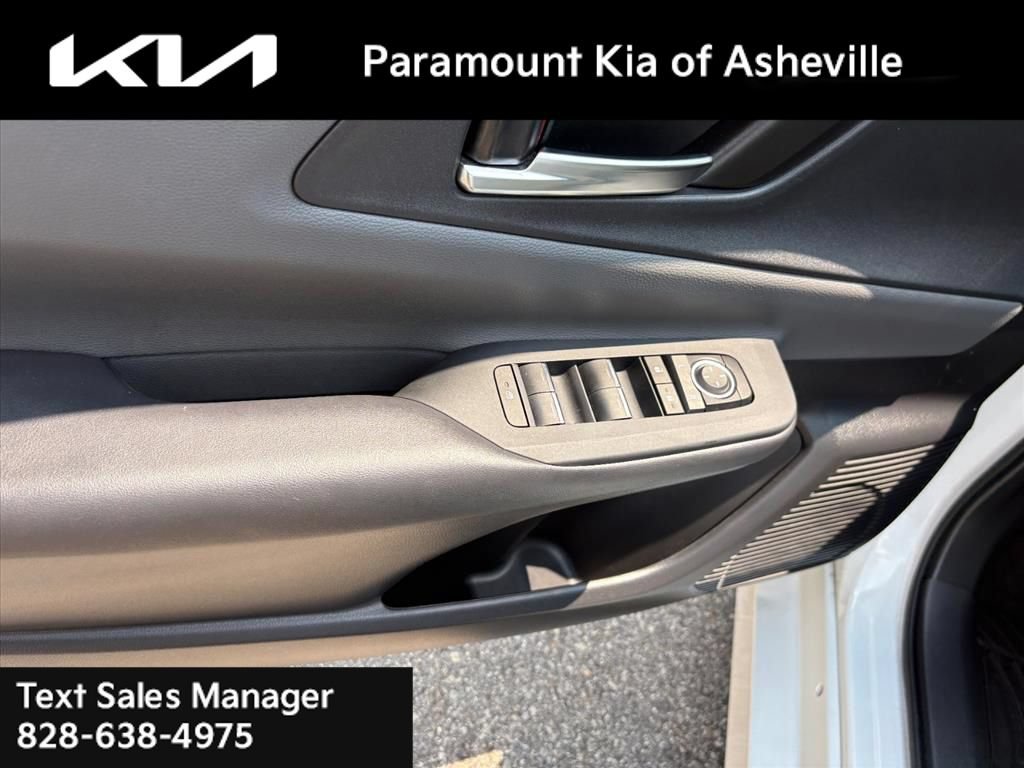 Used 2024 Toyota Prius XLE FWD image 26