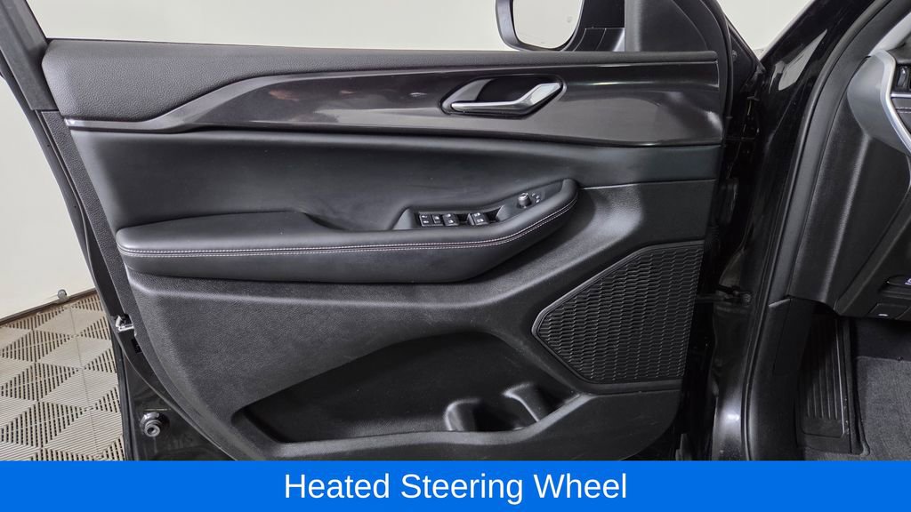 Used 2023 Jeep Grand Cherokee Laredo image 13