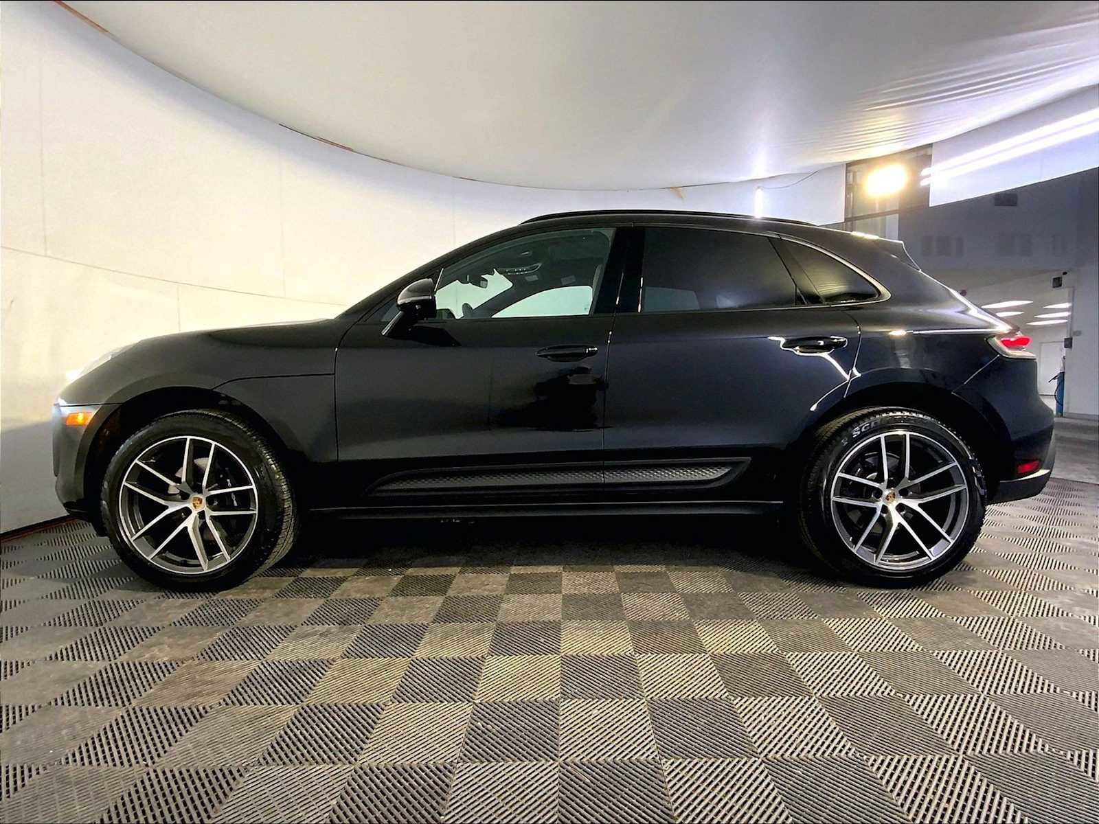 Certified 2025 Porsche Macan image 2