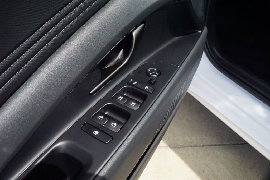 New 2025 Hyundai Elantra SEL FWD image 16
