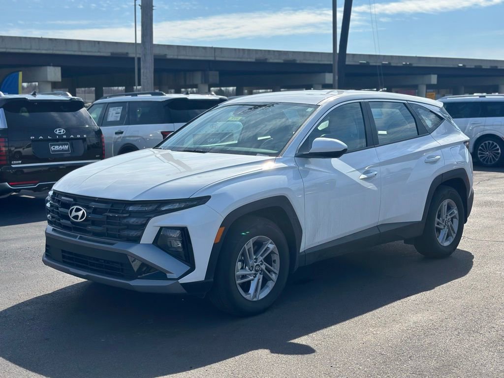 Used 2025 Hyundai Tucson SE image 3