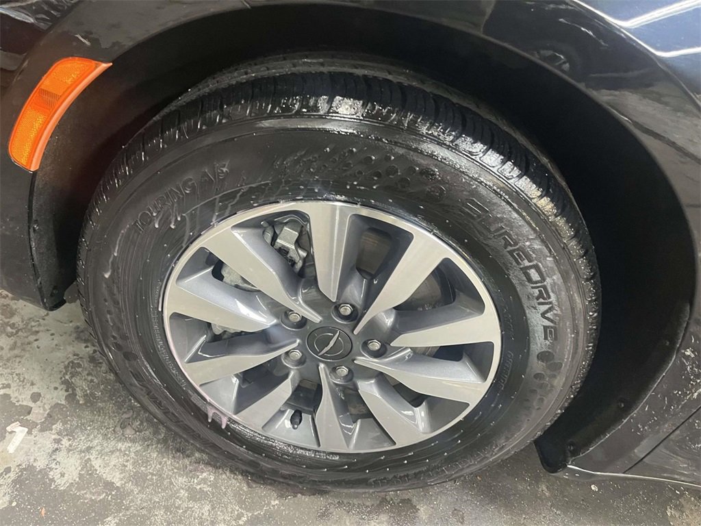 Used 2024 Chrysler Pacifica Select image 9