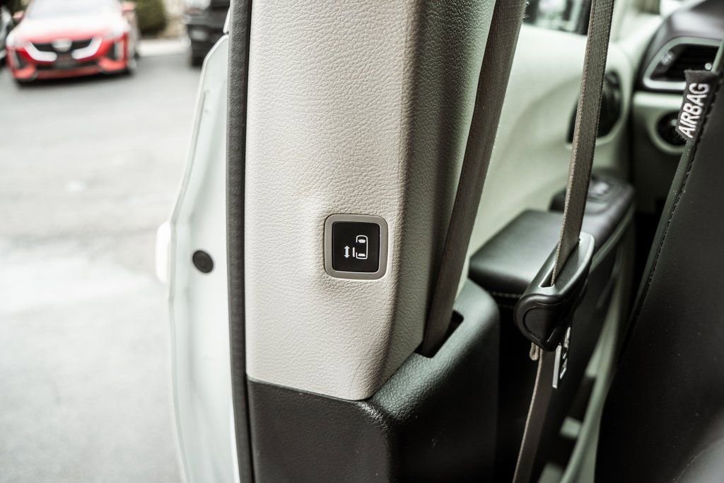 Used 2023 Chrysler Pacifica Touring-L image 36