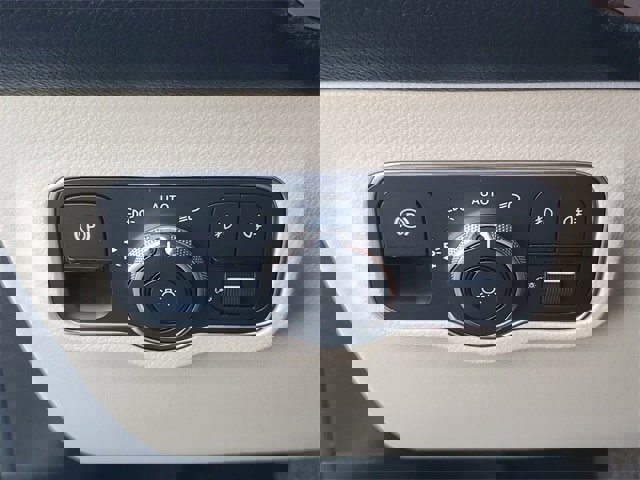 Used 2021 Mercedes-Benz GLB 250 4MATIC image 32