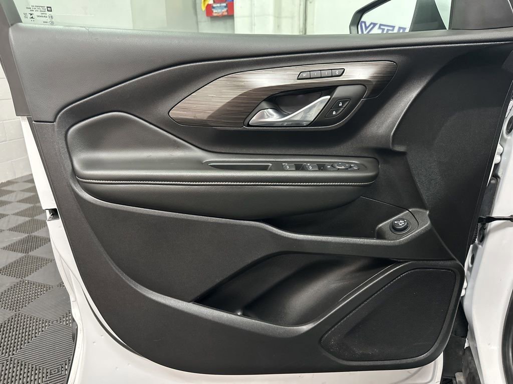 Used 2024 GMC Terrain SLT image 17