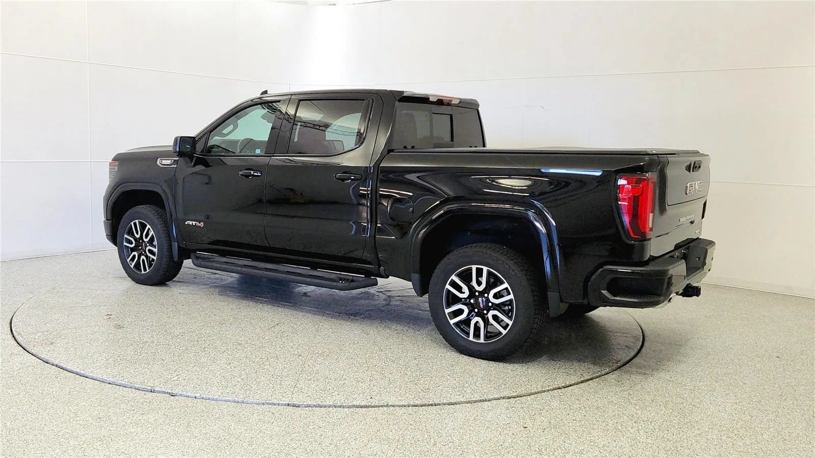 Used 2025 GMC Sierra 1500 AT4 w/ Technology Package AWD/4WD image 5