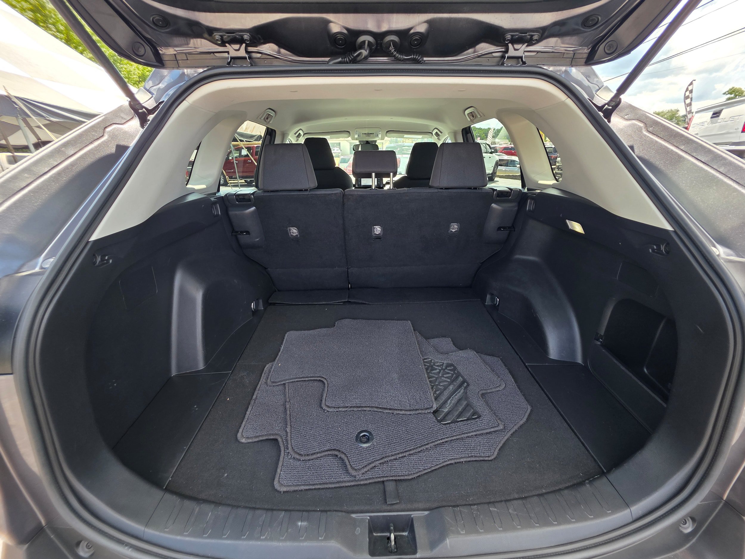 Used 2022 Toyota RAV4 LE w/ Carpet Mat Package (TMS) AWD/4WD image 24
