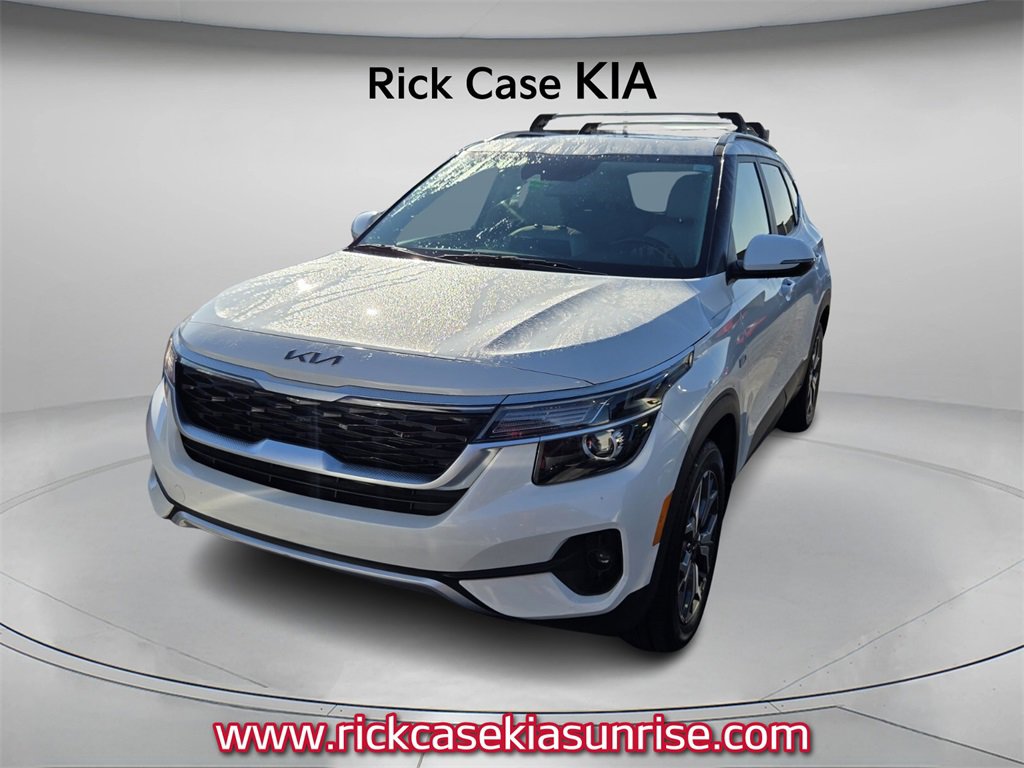 Used 2022 Kia Seltos EX image 3
