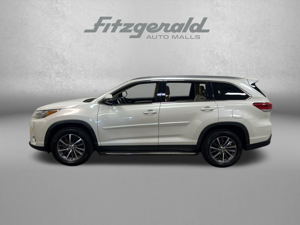 Used 2019 Toyota Highlander XLE FWD image 2