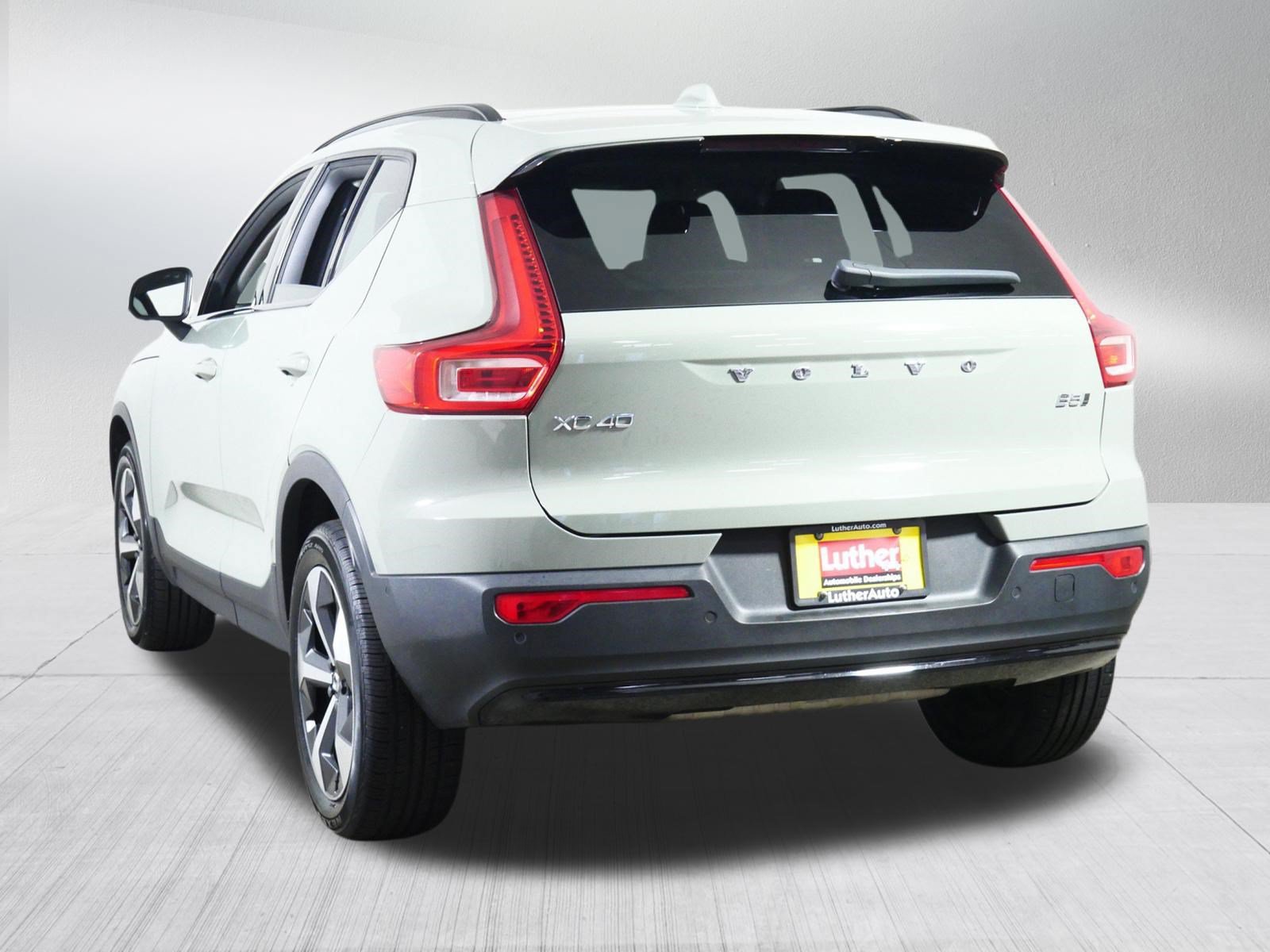 Used 2023 Volvo XC40 B5 Plus w/ Driver Assist Package AWD/4WD image 5