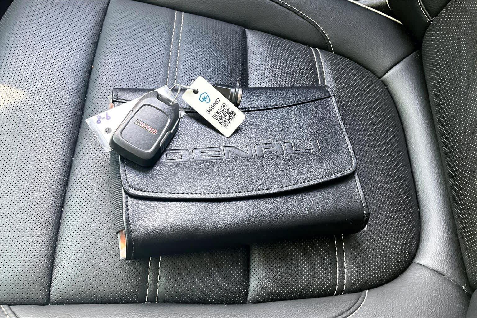 Used 2023 GMC Acadia Denali w/ Denali Ultimate Package FWD image 15