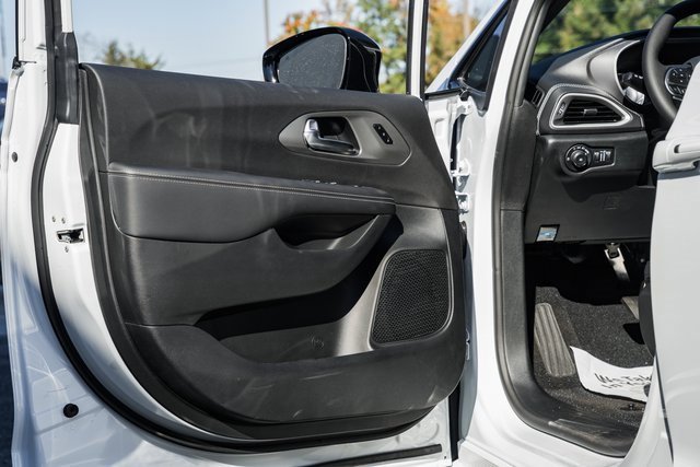 New 2026 Chrysler Pacifica Select image 34
