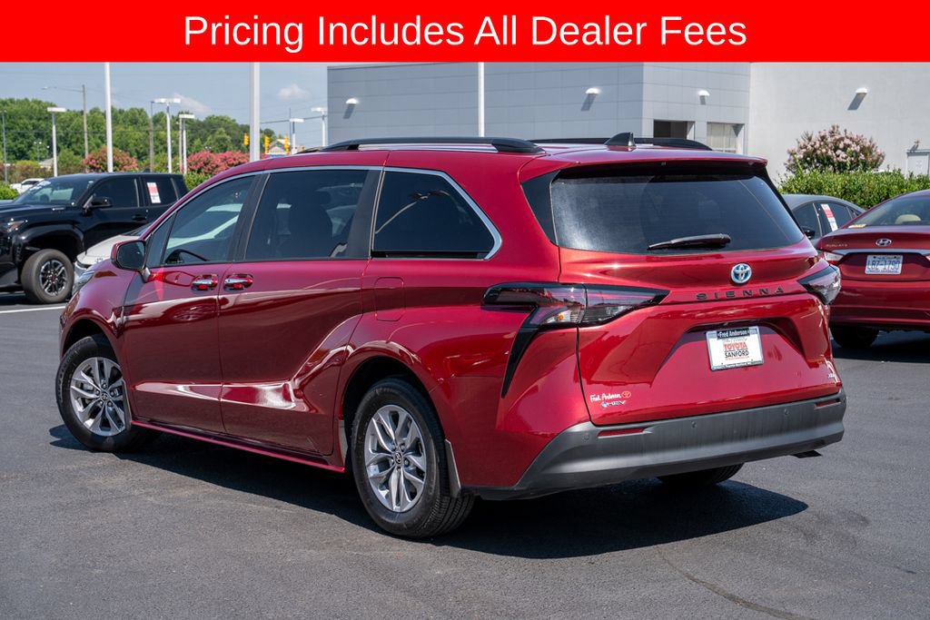 Used 2025 Toyota Sienna XLE FWD image 3